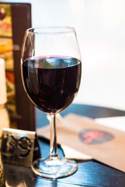 Un gros plan du verre à vin sur la table