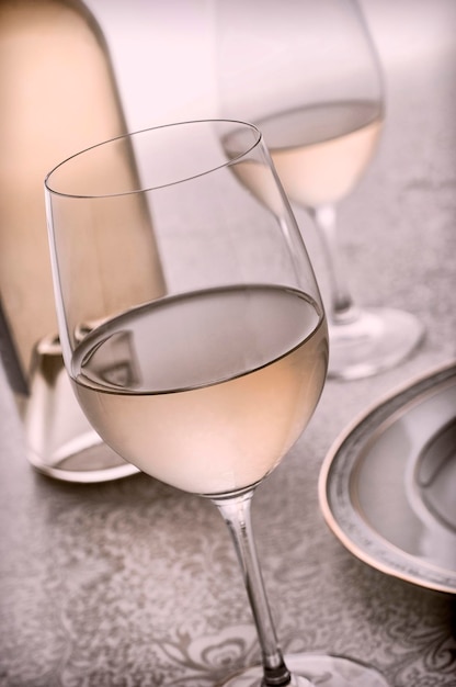 Un gros plan du verre à vin sur la table