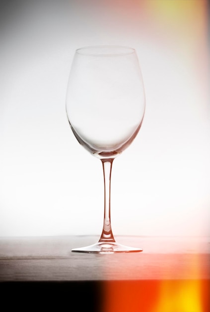 Un gros plan du verre à vin sur la table