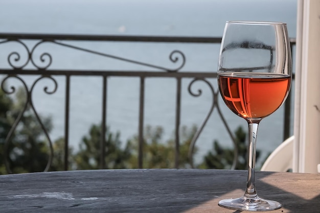 Un gros plan du verre à vin sur la table