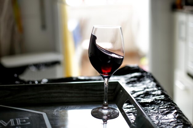 Photo un gros plan du verre à vin sur la table