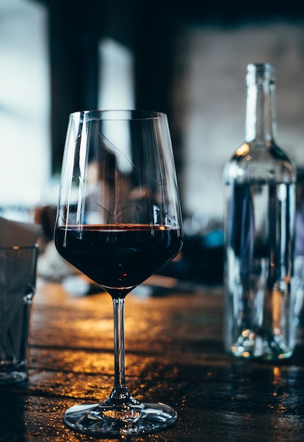 Un gros plan du verre à vin sur la table