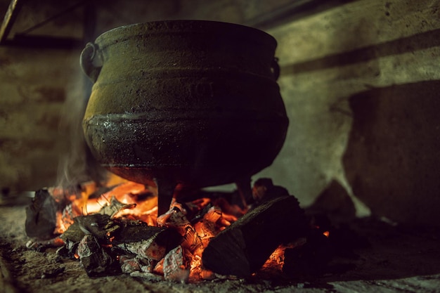 Gros plan du vieux pot rustique sur feu de joie