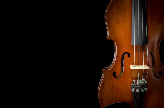 Gros plan du violon sur fond noir pour la coupe de