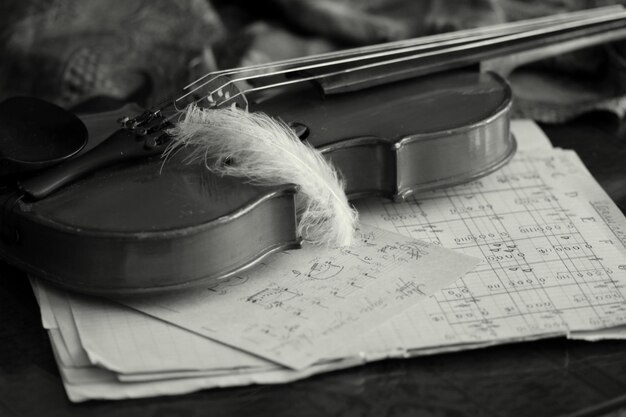 Photo un gros plan du violon sur papier