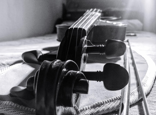 Photo un gros plan du violon sur la table