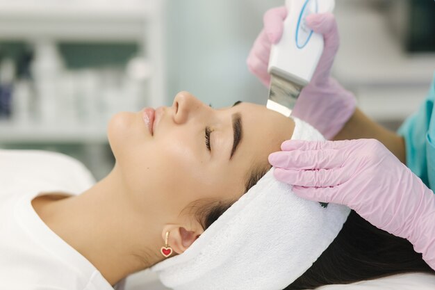 Gros plan du visage féminin avec une peau douce. Femme à la clinique de cosmétologie prenant une procédure de beauté pour