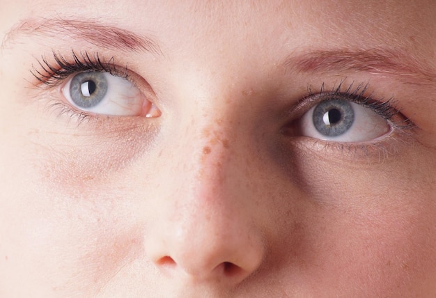 Gros plan du visage d'une femme aux yeux bleus