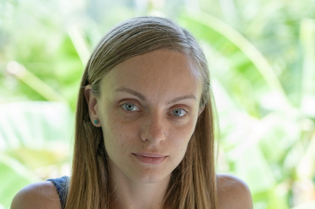 Gros plan du visage de fille caucasienne. Portrait de jeune femme dans la nature