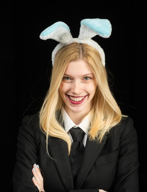 Photo gros plan du visage de fille de lapin clignotant femme blonde dans les oreilles de lapin de lapin douce belle attrayante adorable charmante fille positive joyeuse dans les oreilles de lapin célébrant pâques