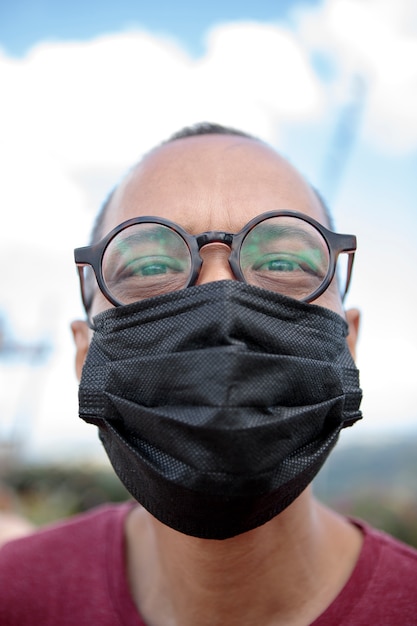 Photo gros plan du visage de l'homme asiatique portant un masque de protection