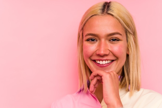 Gros plan du visage de jeune femme caucasienne isolé sur mur rose