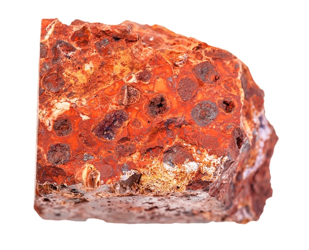 gros plan d'un échantillon de minéral naturel provenant d'une collection géologique de roche de minerai d'aluminium de bauxite isolée sur fond blanc