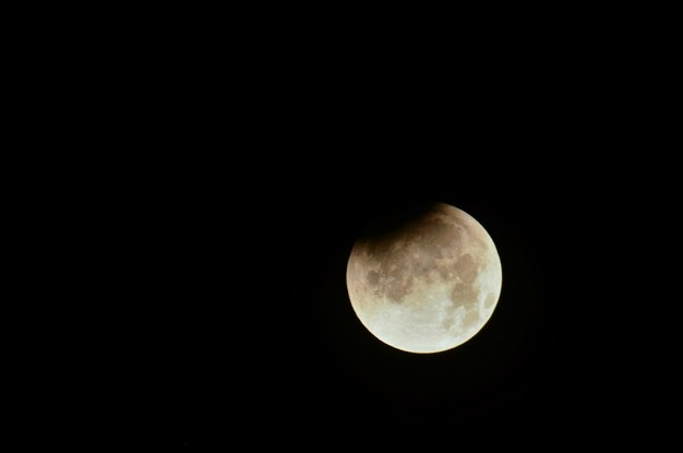 Gros plan de l'éclipse de lune montrant les détails de la surface lunaire