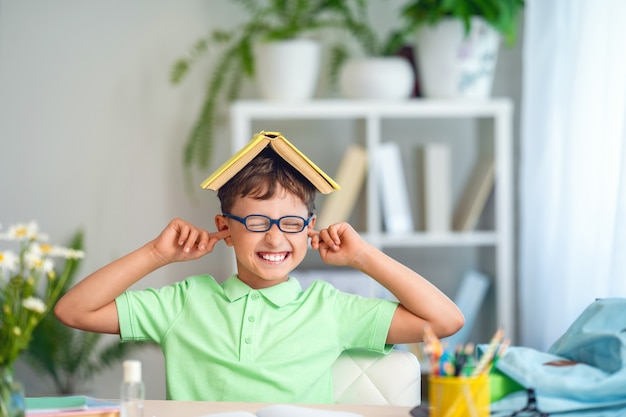 Gros plan sur un écolier apprenant tout de la maison