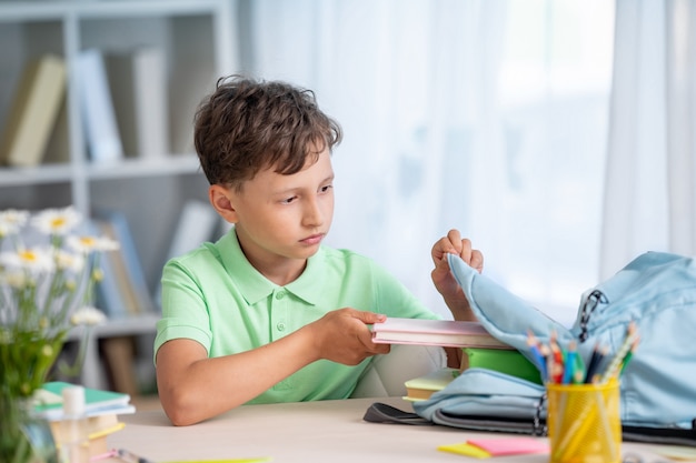 Gros plan sur un écolier apprenant tout de la maison