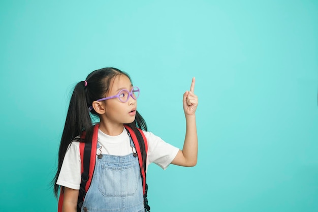 Gros plan écolière enfant pointant du doigt l'espace de copie