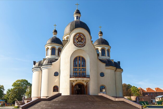 Gros plan de l'église orthodoxe contre le ciel. Église orthodoxe.