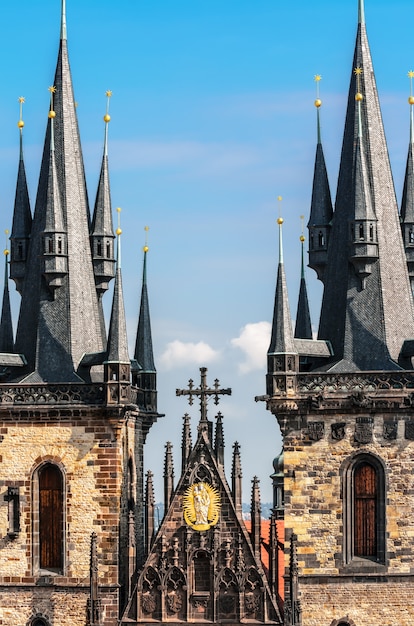 Un gros plan sur l'église de la Vierge Marie avant Tyn à Prague