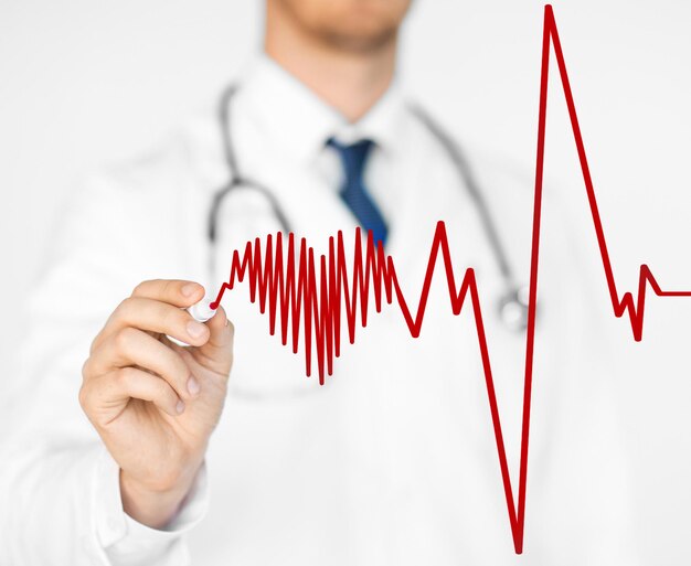 Photo gros plan sur un électrocardiogramme dessinant un médecin sur un écran virtuel