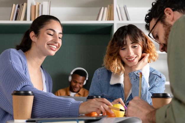 Gros plan des élèves souriants qui apprennent