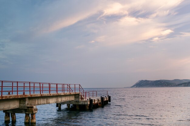 Gros plan de l'embarcadère sur la mer à l'aube.