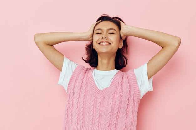 Gros plan d'émotions de jeune femme posant