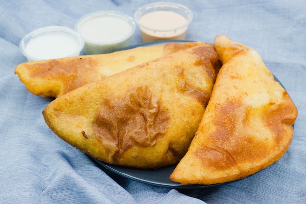 Gros plan Empanadas venezolanas. Ces empanadas sont également consommées en Colombie, généralement pour le petit-déjeuner ou le déjeuner, et peuvent être faites maison ou achetées dans un marché de rue local.