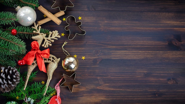 Gros plan d'emporte-pièces de cerf d'or et d'ornements de Noël sur fond de bois rustique