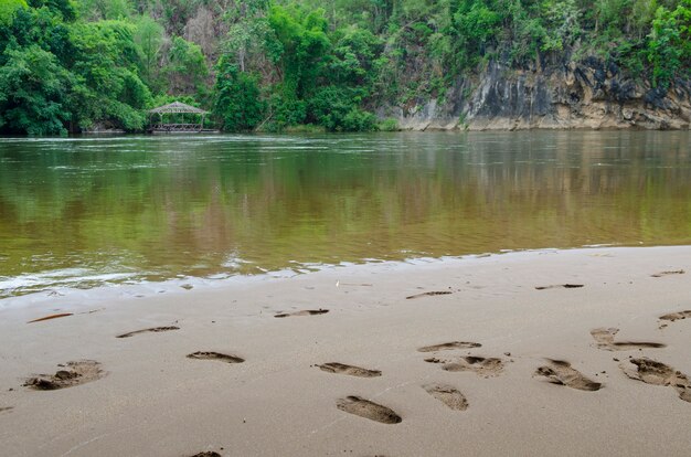 Photo gros plan d'empreintes sur le sable de la plage