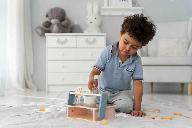 Photo gros plan sur un enfant appréciant un jeu didactique