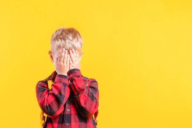 Gros plan sur l'enfant couvrant ses yeux de peur