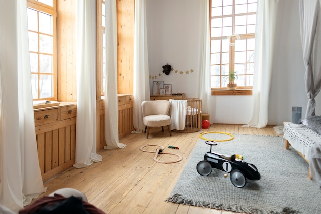 Gros plan sur un enfant dans sa chambre qui s'amuse