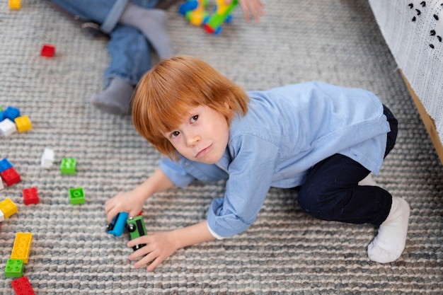 Gros plan sur un enfant dans sa chambre qui s'amuse