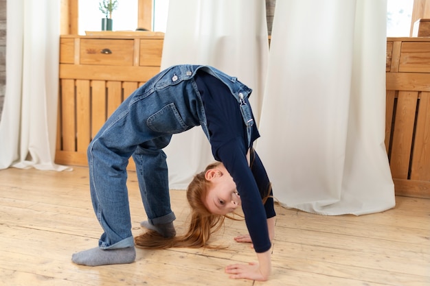 Photo gros plan sur un enfant dans sa chambre qui s'amuse