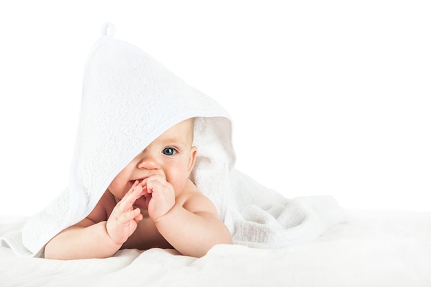 Gros plan enfant dans une serviette blanche isolée sur blanc. Baigner les bébés et sommeil réparateur. enfant en bas âge drôle.