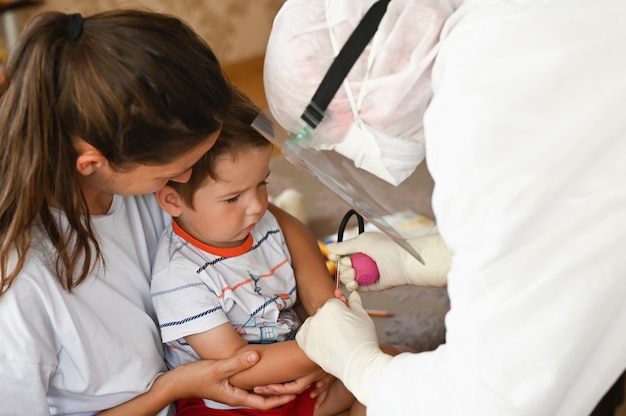 Gros plan sur l'enfant donnant du sang pour analyse