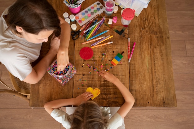 Gros plan enfant faisant des activités créatives à la maison