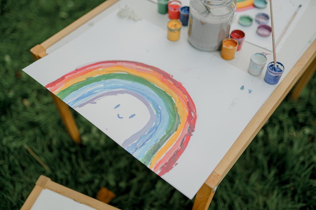 Gros plan d'un enfant avec des peintures à l'extérieur dans le jardin.