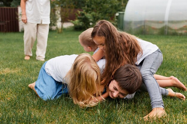 Gros plan des enfants jouant sur l'herbe