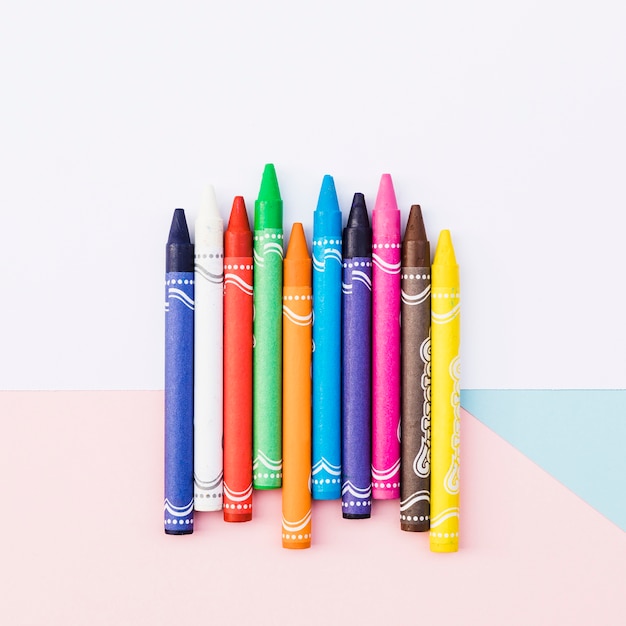 Photo gros plan ensemble de crayons colorés