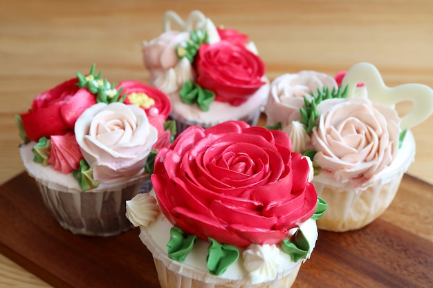 Gros plan sur un ensemble de magnifiques cupcakes glaçage en forme de rose avec mise au point sélective