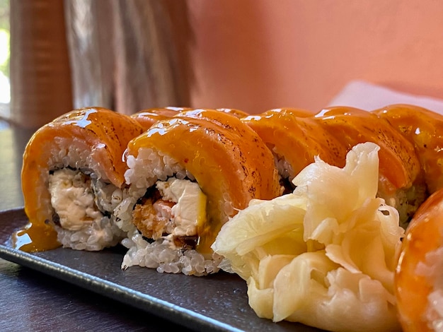 gros plan ensemble de sushis de makis bali et gunkans avec cavier rouge gros plan cuisine japonaise vue de dessus