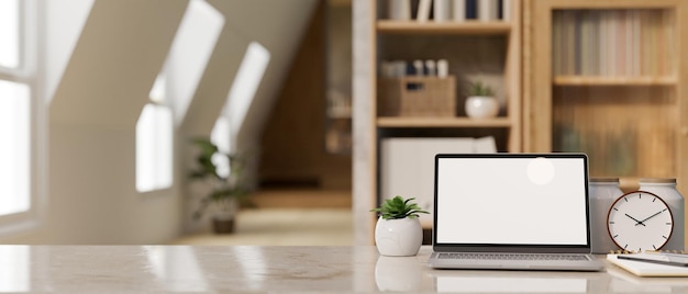 Gros plan de l'espace de travail avec un décor de maquette d'ordinateur portable et un espace de copie sur un bureau à domicile moderne flou