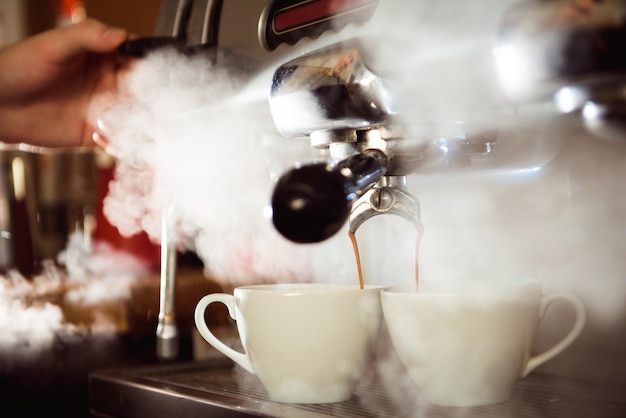 Gros plan, espresso, verser, machine à café, dans, deux, tasse blanche Cappuccino professionnel