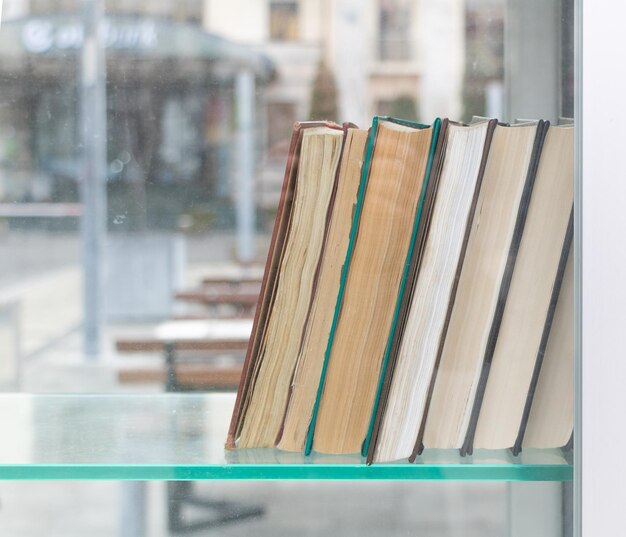 Gros plan avec une étagère en verre avec des livres dans le parc