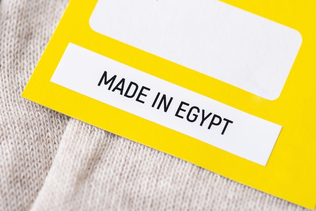 Gros plan sur l'étiquette des chaussettes avec inscription Made in Egypt