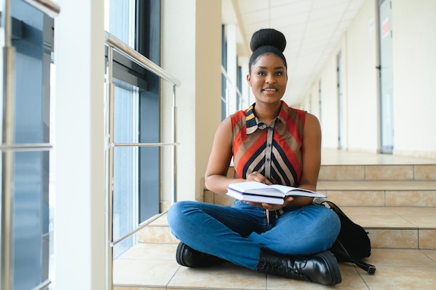 Photo gros plan d'un étudiant universitaire assez afro-américain