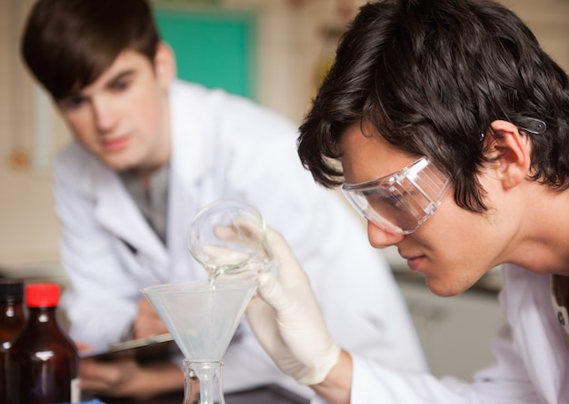 Gros plan d&#39;étudiants en chimie faisant une expérience