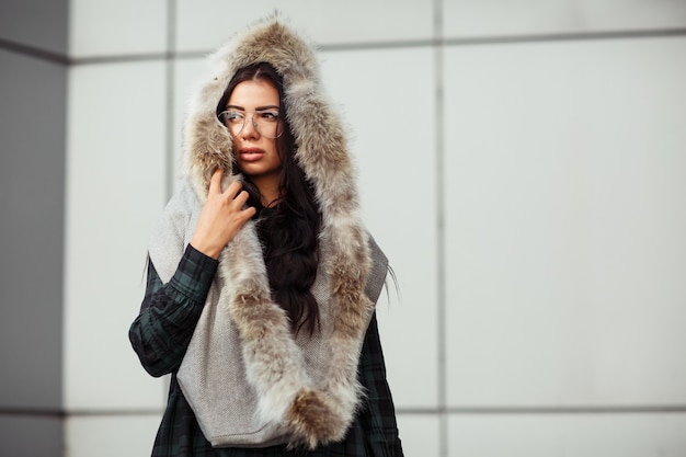 Gros plan extérieur portrait de mode de la belle jeune femme confiante portant une chemise à la mode